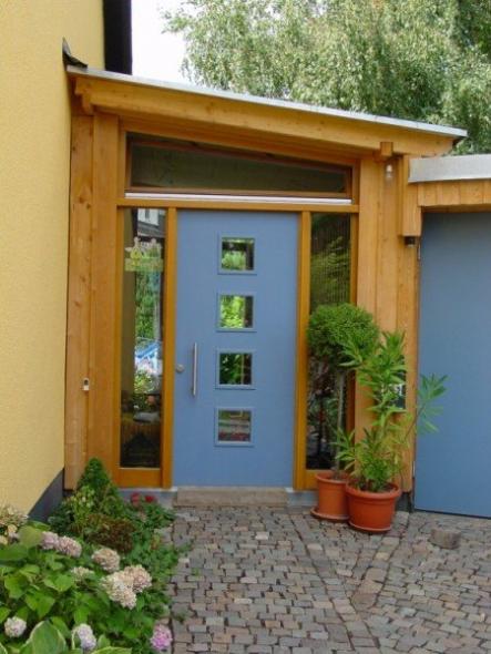 PaX Holz-Haustür in hellblau mit zwei Seitenteilen und schrägem Oberlicht