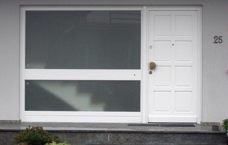 Haustür in weiß mit breitem Seitenteil mit Ornamentglas