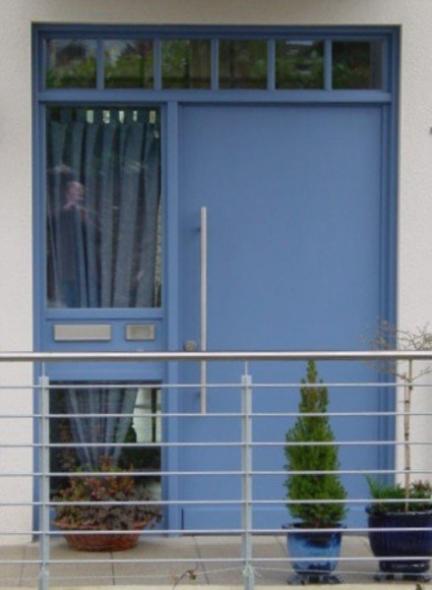 Haustür in blau mit Oberlicht und Seitenteil mit integriertem Briefkasten