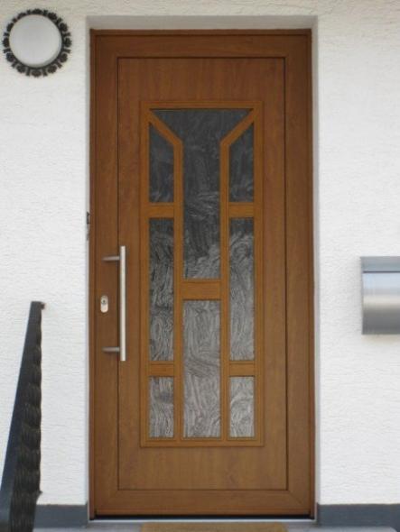 Kunststoff-Haustür mit Holzfurnier in braun mit Ornamentglas