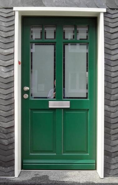 Holz-Haustür in grün mit Milchglas-Einsätzen