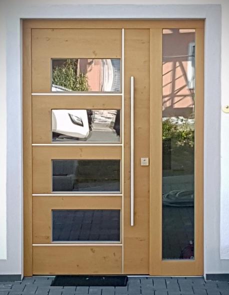 Holz-Haustür mit Aluminium Applikationen und Seitenteil