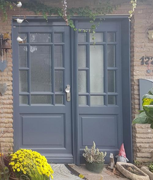 Doppel-Holz-Haustür in grau mit Sprossenfenster