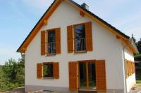 Holz-Fenster in braun mit passenden Fensterläden