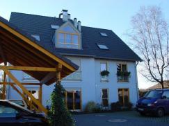 Mehrfamilienhaus mit Holz-Fenstern