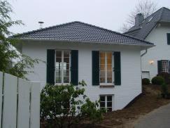Einfamilienhaus in Hanglage mit bodentiefen Sprossenfenstern in weiß