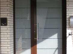 Aluminium-Haustür in braun mit Seitenteil links