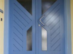 Haustür in blau mit Bretterstruktur