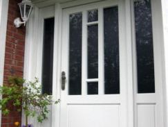 Holz-Haustür in weiß mit Seitenteilen beidseitig