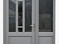 Holz-Haustür in hellgrau mit Seitenteil rechts