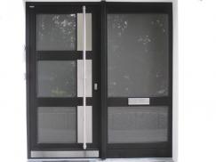 Haustür in dunkelgrau mit Seitenteil und integriertem Briefkasten