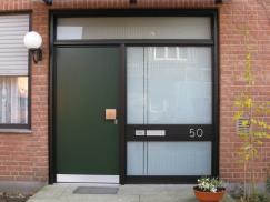 Haustür in dunkelgrün mit breitem Seitenteil, integriertem Briefkasten und Oberlicht