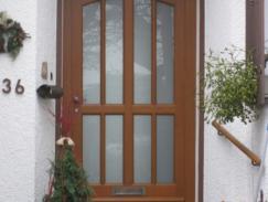 Holz-Haustür in braun mit Stichbogenform