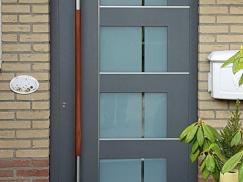 Haustür in grau mit Holz-Aluminium Griff