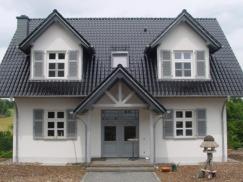 Kunststoff-Sprossenfenster in weiß-grau mit Fensterläden