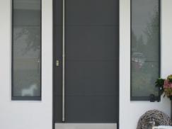 Holz-Haustür in dunkelgrau mit Seitenteilen