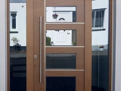 Holz-Haustür in braun mit Seitenteilen