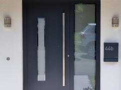 Haustür in dunkelgrau mit Milchglas Einsatz