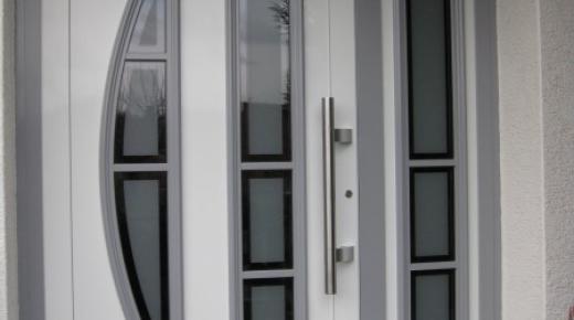 Aluminium-Haustür in weiß und grau mit Seitenteil