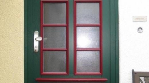 PaX Holz-Haustür in grün mit roten Akzenten