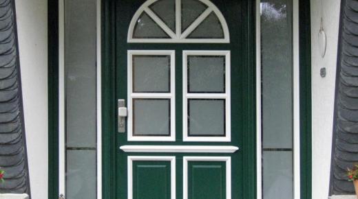 Holz-Haustür in grün und Weiß mit Seitenteilen beidseitig