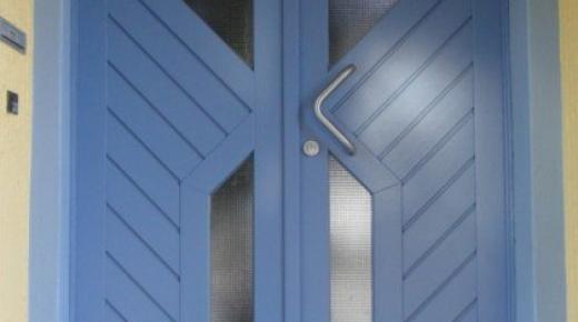Haustür in blau mit Bretterstruktur