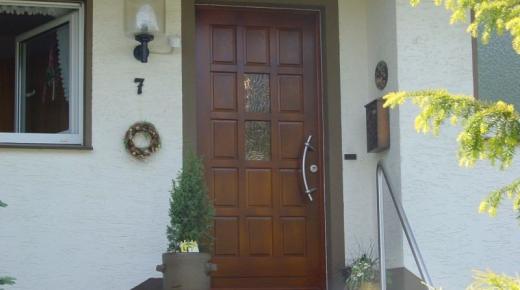 Holz-Haustür mit Kassettenmuster