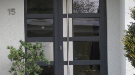 Haustür in dunkelgrau mit Stangengriff und ins Seitenteil integriertem Briefkasten
