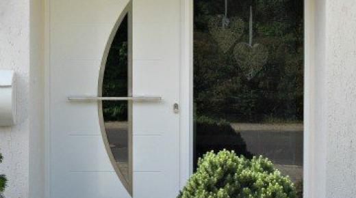 Kunststoff-Haustür in weiß mit Seitenteil und Stangengriff quer