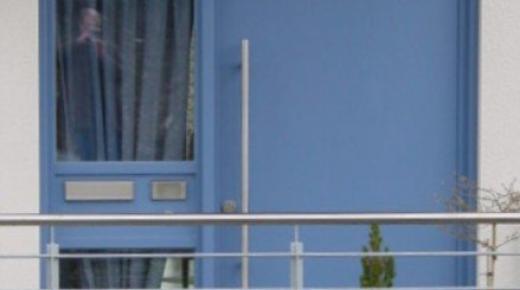 Haustür in blau mit Oberlicht und Seitenteil mit integriertem Briefkasten