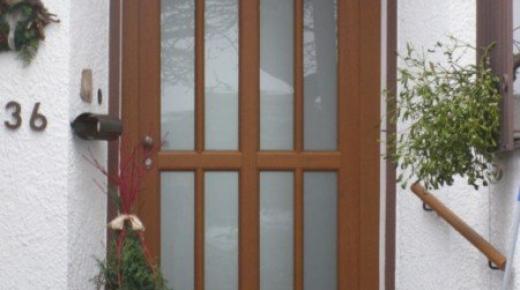 Holz-Haustür in braun mit Stichbogenform