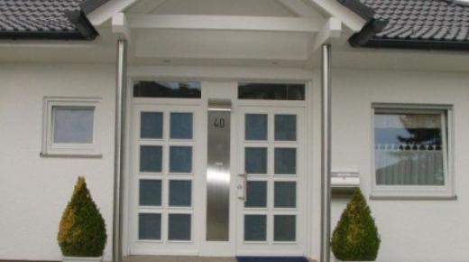 Haustüranlage in weiß mit Oberlichtern