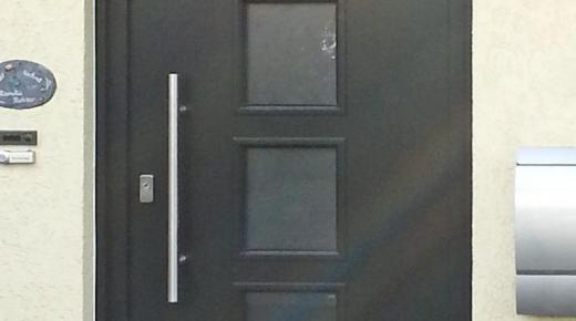 PaX Holz-Haustür in dunkelgrau mit Aluminium-Fußleiste