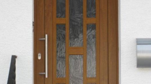 Kunststoff-Haustür mit Holzfurnier in braun mit Ornamentglas