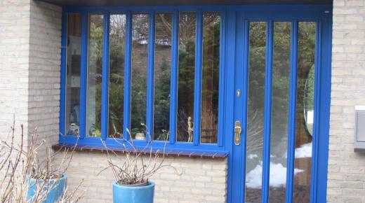 Haustür-Fenster-Kombination in blau mit glasteilenden Sprossen