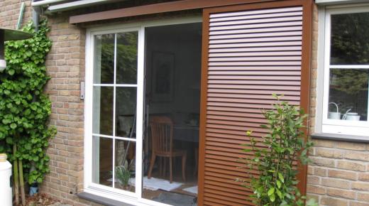 Terrassentür in weiß mit Sprossenstruktur