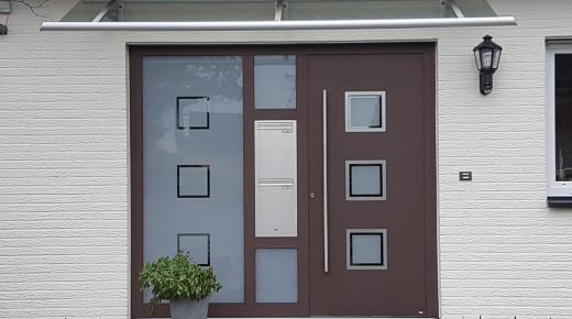 Haustür in braun mit integrierten Briefkästen und Milchglas-Seitenteil