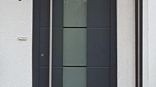 Haustür dunkelgrau mit Milchglas-Einsatz und Stangengriff
