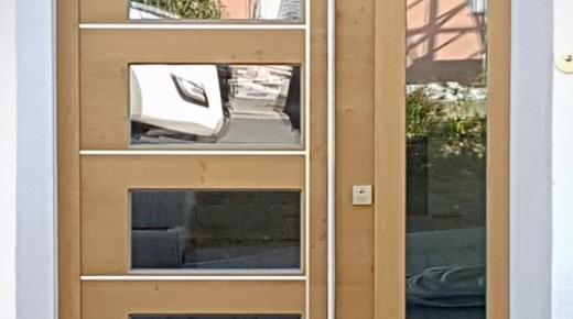Holz-Haustür mit Aluminium Applikationen und Seitenteil