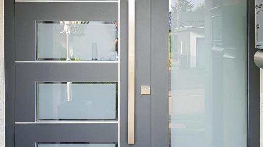 PaX Aluminium-Haustür mit Stangengriff und Seitenteil rechts