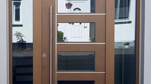 Holz-Haustür in braun mit Seitenteilen