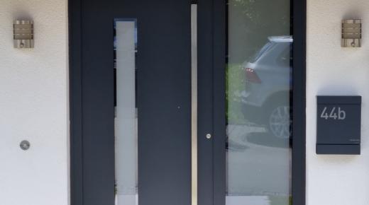 Haustür in dunkelgrau mit Milchglas Einsatz