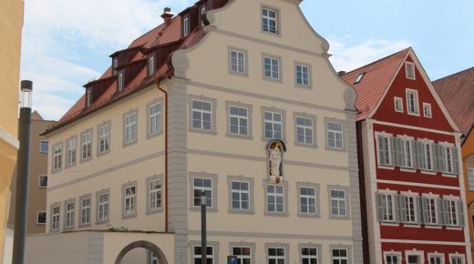 Weiße Sprossenfenster im Denkmalschutz