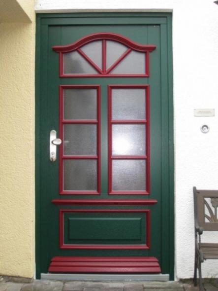PaX Holz-Haustür in grün mit roten Akzenten