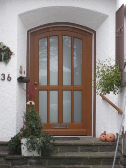 Holz-Haustür in braun mit Stichbogenform